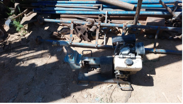  01 (um) tripé de sondagem a percussão SCH-80 de 6m com 2 polegadas para sondagem em solo, acompanhando o tripé: 01 sapata cortante de 2 1/2 polegadas; 01 peso para bater SPT 65 kg; 30 metros de haste SCH-80 de 1 polegada SPT 2M; 01 bomba Fal Fae 50 06 BF 002; 30 metros de revestimento para SPT de 2